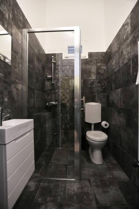 Unwind In Style W Sauna Dsgn 2Br Home Budapeste Exterior foto