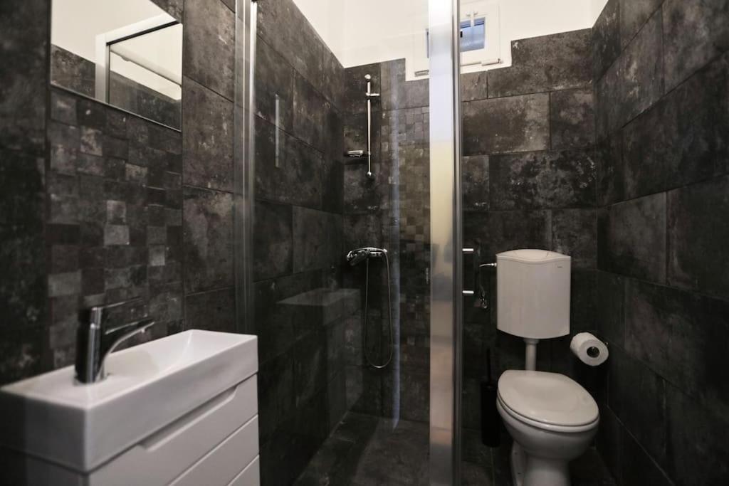 Unwind In Style W Sauna Dsgn 2Br Home Budapeste Exterior foto
